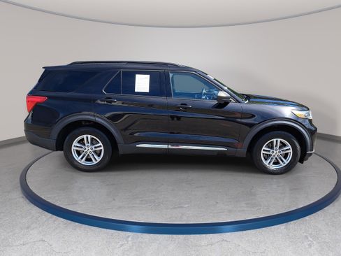 Used 2020 Ford Explorer XLT w/ Equipment Group 202A AWD/4WD image 4