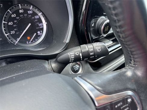 Used 2020 Toyota Highlander XLE FWD image 24