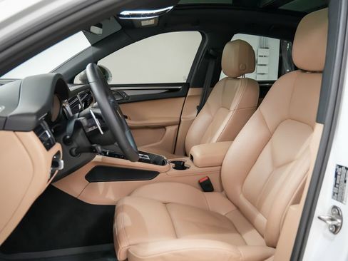 Certified 2025 Porsche Macan AWD/4WD image 5
