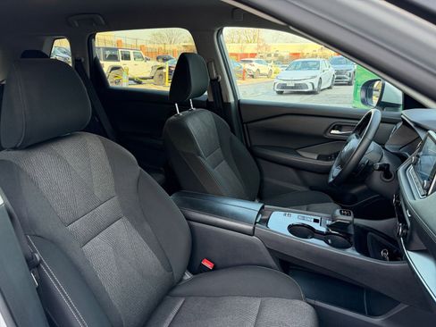 Used 2025 Nissan Rogue SV image 31