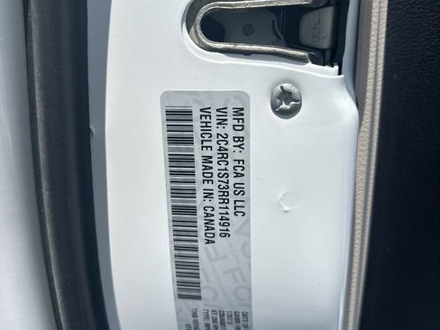 Used 2024 Chrysler Pacifica Select image 10