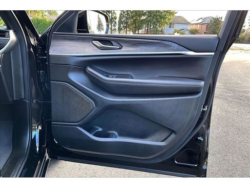 Used 2024 Jeep Grand Cherokee L Limited w/ Luxury Tech Group II image 24