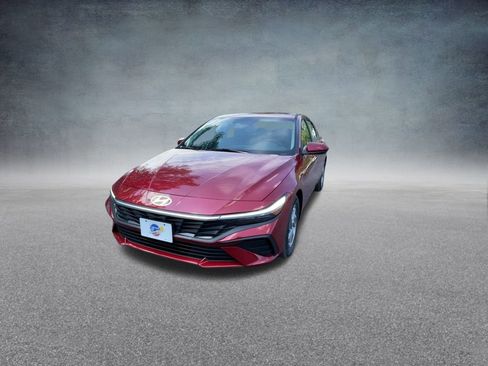 Used 2025 Hyundai Elantra SE image 7