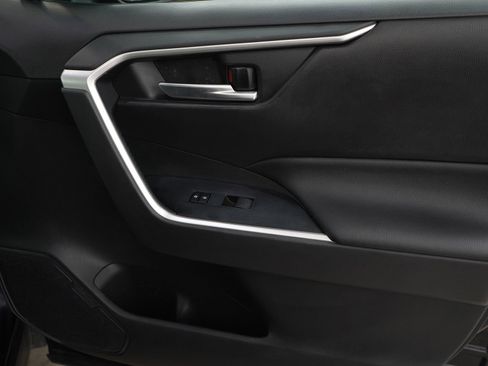 Used 2019 Toyota RAV4 XLE w/ Convenience Package image 9