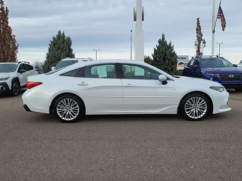 Used 2019 Toyota Avalon Limited image 2