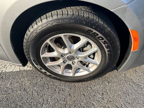 Used 2020 Chrysler Pacifica Touring-L image 5