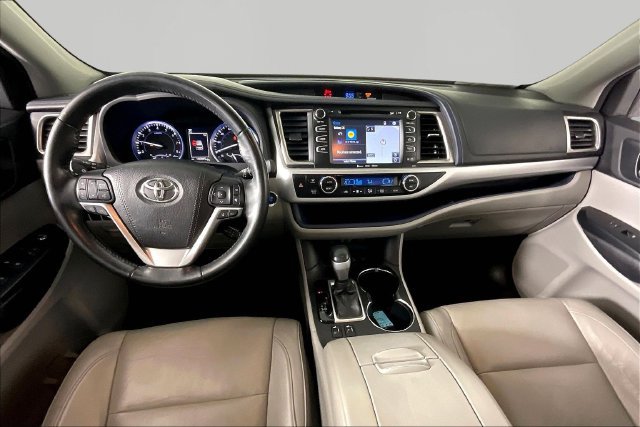 Used 2017 Toyota Highlander XLE AWD/4WD image 7