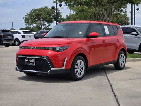 Used 2023 Kia Soul LX FWD image 2