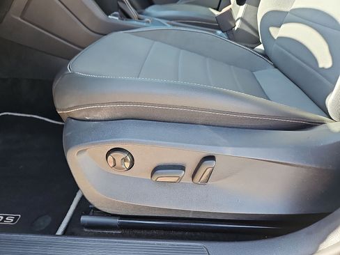 Used 2023 Volkswagen Taos SE w/ Panoramic Sunroof Package FWD image 17