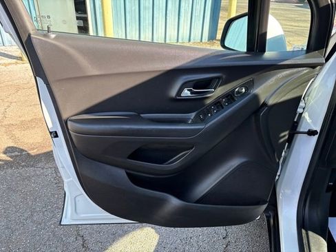 Used 2021 Chevrolet Trax LT w/ Premium Seat Package image 8