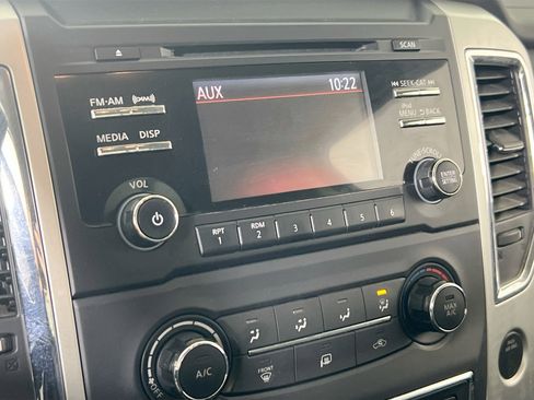 Used 2018 Nissan Titan SV image 14