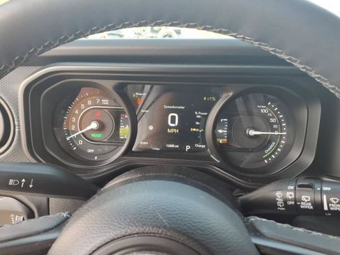 Used 2025 Jeep Wrangler Unlimited Rubicon 4xe w/ Convenience Group AWD/4WD image 19