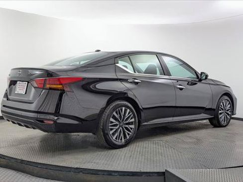 Used 2025 Nissan Altima 2.5 SV FWD image 8