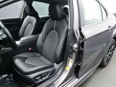 Used 2024 Toyota Camry SE image 11