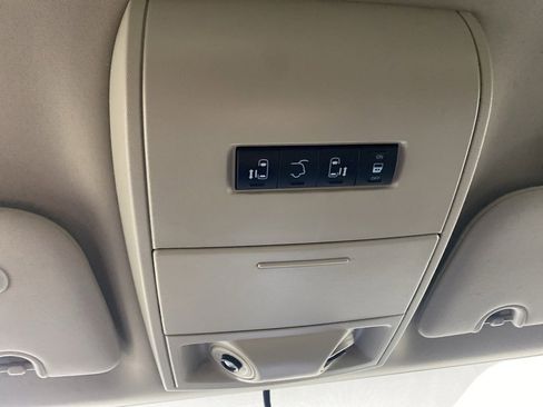 Used 2016 Chrysler Town & Country Touring w/ Driver Convenience Group image 28