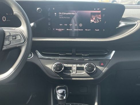 Used 2025 Buick Envista Preferred image 17