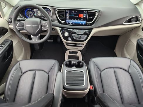 Used 2024 Chrysler Pacifica Touring-L FWD image 24