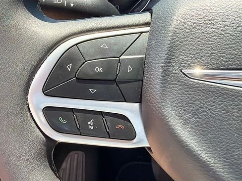 Used 2024 Chrysler Pacifica Limited FWD image 19