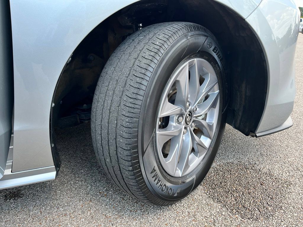 Used 2025 Toyota Sienna XLE FWD image 6