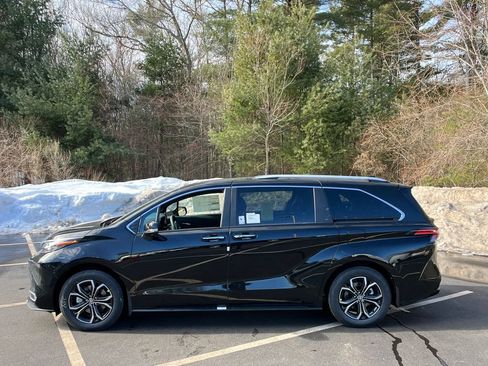 New 2026 Toyota Sienna Platinum image 2