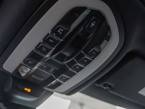 Used 2025 Porsche Macan image 28