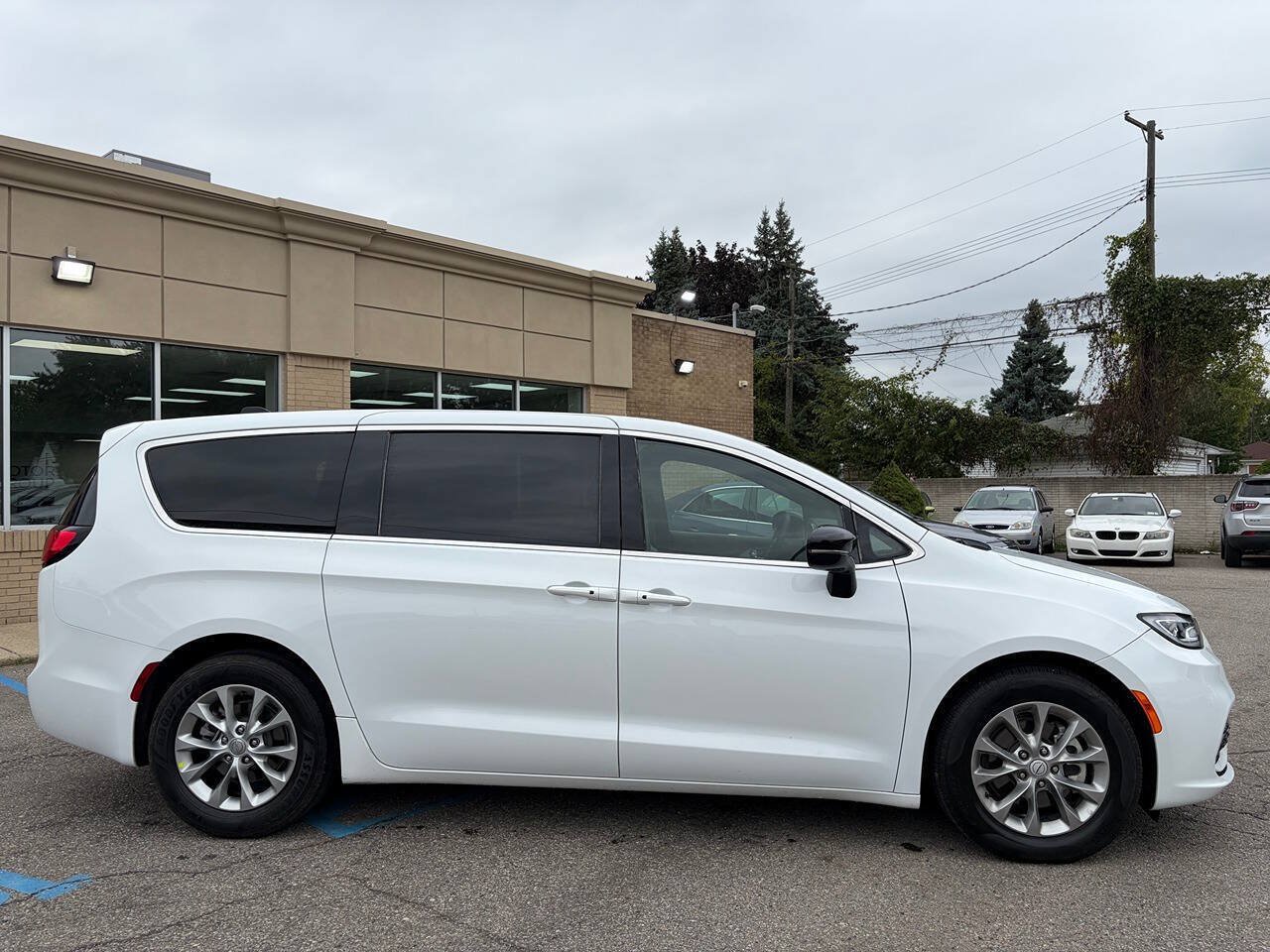 Used 2026 Chrysler Pacifica Limited FWD image 4