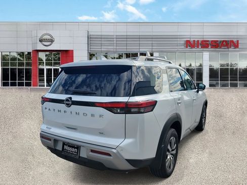 New 2025 Nissan Pathfinder SL image 2