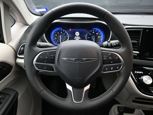 Used 2024 Chrysler Pacifica Touring-L FWD image 16