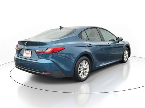 Used 2025 Toyota Camry LE w/ Convenience Package image 4