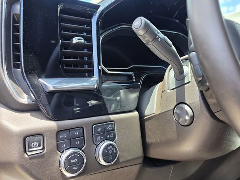 Used 2025 GMC Sierra 1500 SLT w/ SLT Premium Plus Package AWD/4WD image 32
