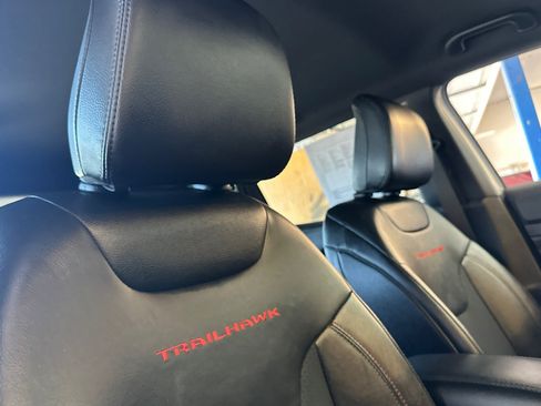 Used 2025 Jeep Compass Trailhawk AWD/4WD image 18