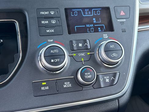 Used 2015 Toyota Sienna Limited Premium FWD image 29