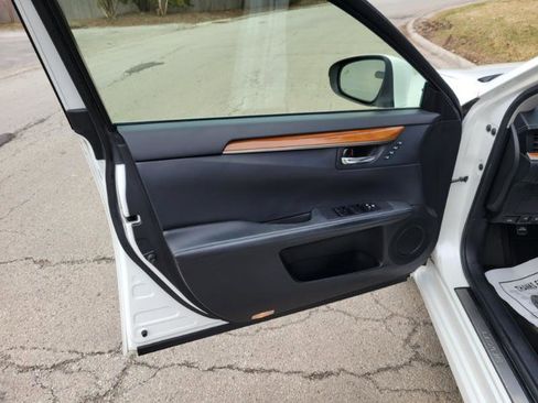 Used 2015 Lexus ES 300h w/ Navigation System Package image 18