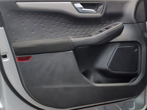 Used 2020 Ford Escape SE image 15