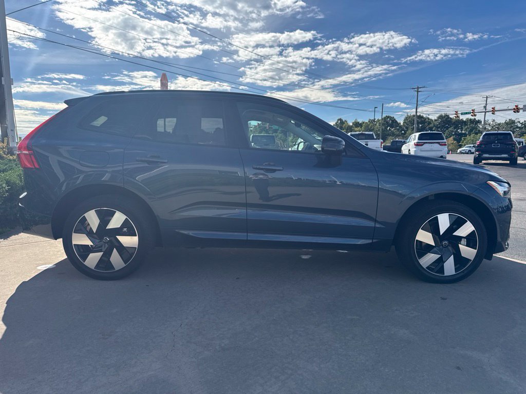 Certified 2025 Volvo XC60 T8 Plus w/ Protection Package Premier AWD/4WD image 4