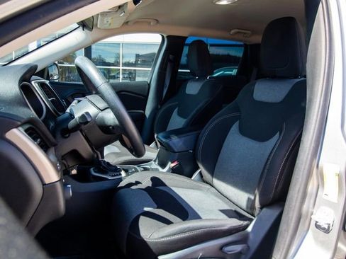 Used 2016 Jeep Cherokee Sport FWD image 7