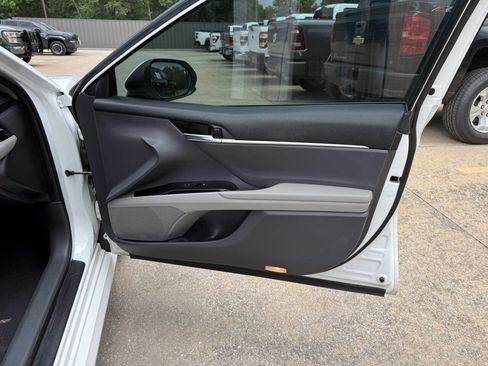 Used 2018 Toyota Camry FWD image 11
