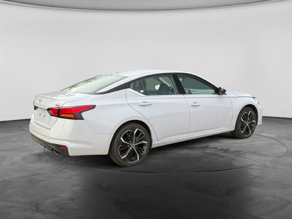 Used 2025 Nissan Altima 2.5 SR FWD image 8