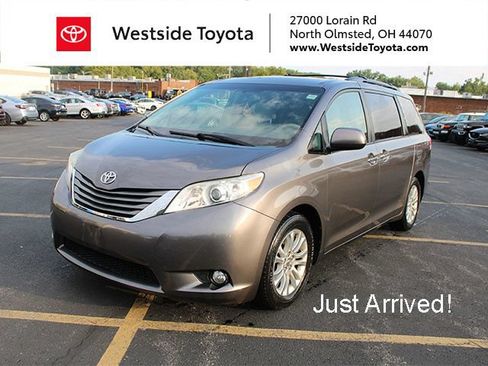 Used 2013 Toyota Sienna XLE w/ Entertainment Pkg FWD image 1