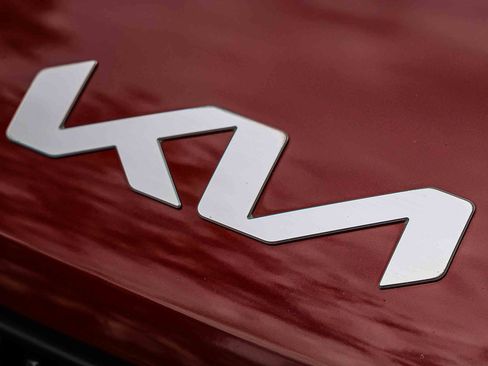 Certified 2023 Kia Carnival LX image 33