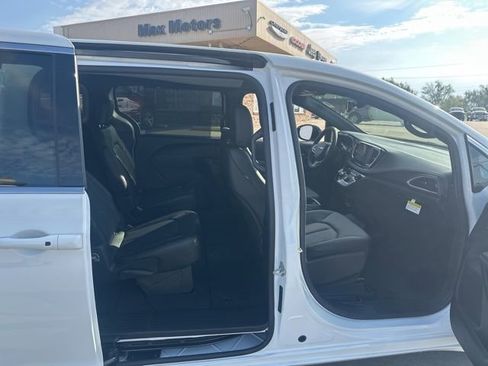 New 2026 Chrysler Pacifica Select image 15