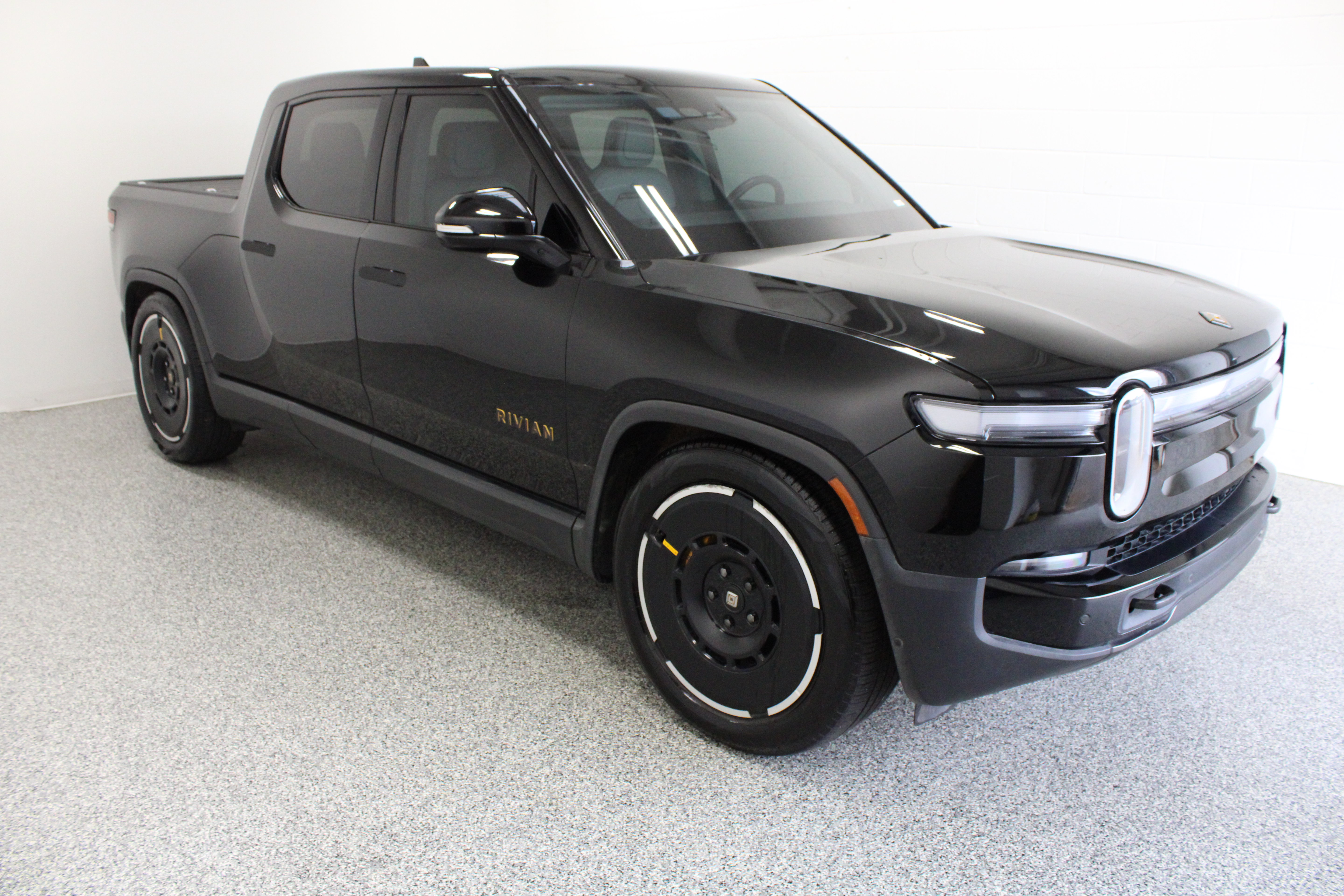 Used 2025 Rivian R1T Premium Tri AWD/4WD image 4