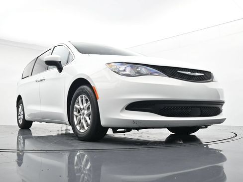 Used 2023 Chrysler Voyager LX FWD image 32
