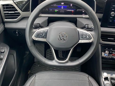 Used 2025 Volkswagen Taos SE image 4