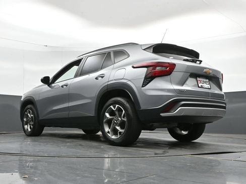 Used 2025 Chevrolet Trax LT FWD image 45