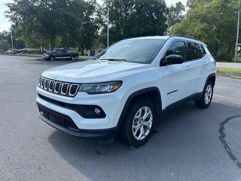 Used 2024 Jeep Compass Latitude AWD/4WD image 3