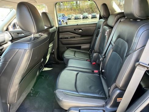 Used 2024 Nissan Pathfinder SL image 25