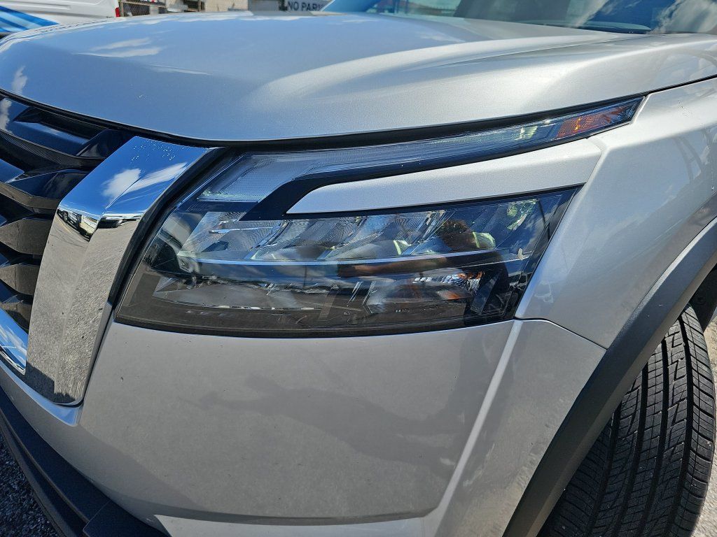 Used 2025 Nissan Pathfinder SV AWD/4WD image 30