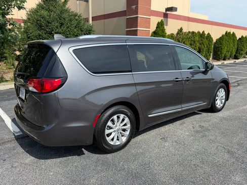 Used 2018 Chrysler Pacifica Touring-L w/ Premium Audio Group FWD image 8