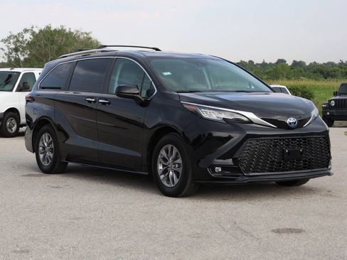 Used 2023 Toyota Sienna XLE FWD image 4